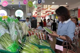 Người dân đi mua sắm tại siêu thị Saigon Co.opmart. (Ảnh: Thanh Vũ/TTXVN)