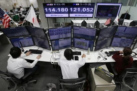 Bảng tỷ giá đồng yen so với đồng USD và chỉ số Nikkei 225. (Nguồn: AP/TTXVN)