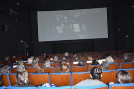 Quang cảnh buổi chiếu phim tại thành phố Choisy le Roi. (Ảnh: Bích Hà/Vietnam+)