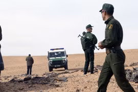 Lực lượng an ninh tuần tra tại làng In-Salah, miền Nam Algeria. (Nguồn: AFP/TTXVN)