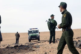 Lực lượng an ninh tuần tra tại làng In-Salah, miền Nam Algeria. (Nguồn: AFP/TTXVN)