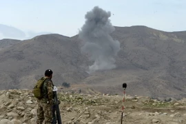 Khói bốc lên sau một đợt không kích trong chiến dịch chống IS ở tỉnh Nangarhar. (Nguồn: AFP/TTXVN)