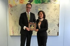 Đại sứ Ngô Thị Hòa chào xã giao ông Peter Potman, Vụ trưởng Vụ châu Á và Đại dương. (Nguồn: Vietnam+)