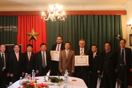 Trao Kỷ niệm chương cho ông Jan Zahradil và ông Petr Hnizdo. (Ảnh: Hồng Tâm/Vietnam+)