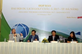 Ông Peter Walton, Chủ tịch Tổ chức Du lịch Golf thế giới IAGTO, trả lời các câu hỏi tại buổi họp báo. (Ảnh: Trần Lê Lâm/TTXVN)