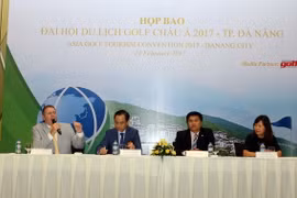 Ông Peter Walton, Chủ tịch Tổ chức Du lịch Golf thế giới IAGTO, trả lời các câu hỏi tại buổi họp báo. (Ảnh: Trần Lê Lâm/TTXVN)