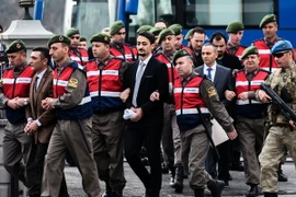 Các nghi phạm ám sát Tổng thống Thổ Nhĩ Kỳ Tayyip Erdogan bị lực lượng chức năng áp giải tới tòa án ở Mugla, miền nam Thổ Nhĩ Kỳ ngày 20/2. (Nguồn: AFP/TTXVN)