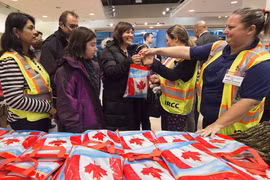 Các tình nguyện viên tiếp đón người nhập cư vào Canada. (Nguồn: Canadian Press)