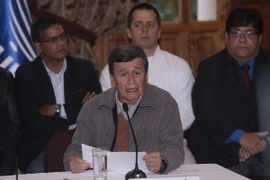 Trưởng đoàn đàm phán của ELN Pablo Beltran (giữa) trong cuộc họp báo ở Quito ngày 18/1. (Nguồn: AFP/TTXVN)