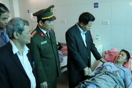 Bí thư Tỉnh ủy Nguyễn Nhân Chiến và Chủ tịch tỉnh Bắc Ninh Nguyễn Tử Quỳnh thăm hỏi, trao hỗ trợ các nạn nhân trong vụ nổ xe khách. (Ảnh: Thái Hùng/TTXVN)