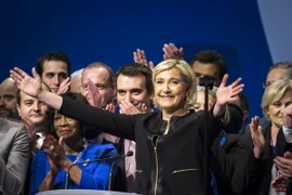 Ứng cử viên Marine Le Pen (giữa) phát biểu khởi động chiến dịch tranh cử ở Lyon. (Nguồn: EPA/TTXVN)