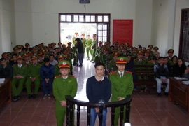 Bị cáo Trần Đức Duy và đồng phạm tại phiên tòa. (Ảnh Vũ Hà/TTXVN)