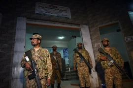 Lực lượng an ninh Pakistan gác tại lối vào một bệnh viện ở thị trấn Sehwan. (Nguồn: AFP/TTXVN)