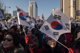 Những người ủng hộ Tổng thống bị luận tội Park Geun-Hye tuần hành tại Seoul. (Nguồn: AFP/TTXVN)