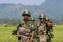 Binh sỹ Myanmar tuần tra tại khu vực làng Maungdaw, bang Rakhine. (Nguồn: AFP/TTXVN)