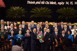 Ủy viên Bộ Chính trị Nguyễn Thiện Nhân, Bí thư Thành ủy TP. Hồ Chí Minh khóa X, phụ trách chỉ đạo Đảng bộ TP. Hồ Chí Minh tặng hoa chúc mừng tân Bí thư Thành ủy Thành phố Hồ Chí Minh khóa XI Nguyễn Văn Nên và Ban Chấp hành Đảng bộ TP. Hồ Chí Minh. 