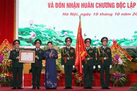 Chủ tịch Quốc hội Nguyễn Thị Kim Ngân trao Huân chương Độc lập hạng Ba cho Báo Quân đội nhân dân. (Ảnh: Trọng Đức/TTXVN)