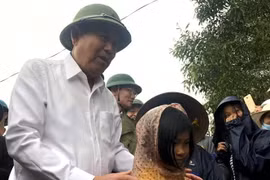 Phó Thủ tướng Thường trực Trương Hòa Bình thăm hỏi người dân xã Hải Định, huyện Hải Lăng bị ảnh hưởng bởi lũ lụt. (Ảnh: Nguyên Lý/TTXVN)