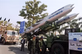 Tên lửa hành trình siêu thanh BrahMos được trưng bày tại một sự kiện ở New Delhi, Ấn Độ. (Ảnh: AFP/TTXVN)
