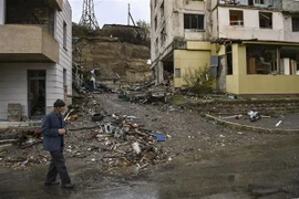 Những tòa nhà bị phá hủy trong xung đột giữa lực lượng Armenia và binh sĩ Azerbaijan tại thành phố Stepanakert, thủ phủ khu vực tranh chấp Nagorny-Karabakh. (Ảnh: AFP/TTXVN)