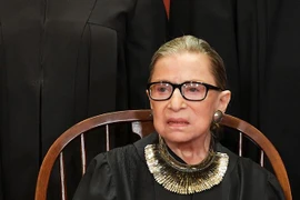 Thẩm phán Ruth Bader Ginsburg tại một buổi chụp hình lưu niệm ở Washington, DC, Mỹ. (Ảnh: AFP/TTXVN)