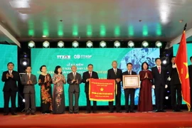 Phó Chủ tịch nước Đặng Thị Ngọc Thịnh, Phó Chủ tịch thứ nhất Hội đồng Thi đua-Khen thưởng Trung ương thay mặt Đảng và Nhà nước trao Danh hiệu Anh hùng Lực lượng vũ trang nhân dân của Chủ tịch nước tặng Thông tấn xã Giải phóng cho đại diện lãnh đạo TTXVN. 