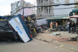 Hiện trường vụ tai nạn nghiêm trọng. (Ảnh: Đặng Tuấn/TTXVN)