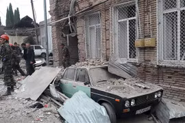 Nhà cửa bị phá hủy sau vụ phóng rocket và nã pháo của các lực lượng Armenia tại Ganja , Azerbaijan. (Ảnh: AFP/TTXVN)
