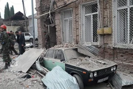 Nhà cửa bị phá hủy sau vụ phóng rocket và nã pháo của các lực lượng Armenia tại Ganja , Azerbaijan. (Ảnh: AFP/TTXVN)