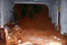 Một nhà dân tại Làng Pẳn, xã Quang Kim, huyện Bát Xát bị sập tường nhà, đất đá tràn vào làm hư hại nhiều tài sản. (Ảnh: Quốc Khánh/TTXVN)