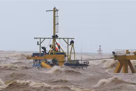 Các thuyền viên trên tàu Vietship 01 bị mắc kẹt ở vị trí gần phao số 0 khu vực cảng Cửa Việt. (Ảnh: Hồ Cầu/TTXVN)