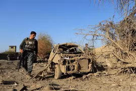 Lực lượng an ninh Afghanistan điều tra tại hiện trường vụ đánh bom xe nhằm vào tòa nhà chính quyền huyện Ghani Khel, tỉnh Nangarhar ngày 3/10. (Ảnh: Reuters/TTXVN)