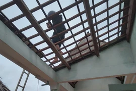 Gió lốc khiến nhiều mái nhà bị tốc hoàn toàn. (Ảnh: Đoàn Hữu Trung/TTXVN)