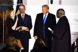 Bà Amy Coney Barrett (trái) tuyên thệ nhậm chức Thẩm phán Tòa án Tối cao trước sự chứng kiến của Tổng thống Mỹ Donald Trump (thứ 2, phải) tại Nhà Trắng ở Washington, DC.. (Ảnh: AFP/TTXVN)