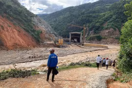 Đoàn tìm kiếm cứu nạn của tỉnh Quảng Nam và huyện Phước Sơn tìm cách tới xã Phước Lộc. (Ảnh: TTXVN phát)