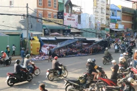 Hiện trường vụ tai nạn nghiêm trọng. (Ảnh: Đặng Tuấn/TTXVN)