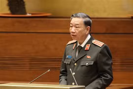 Bộ trưởng Bộ Công an Tô Lâm, thừa ủy quyền của Thủ tướng Chính phủ trình bày Tờ trình về dự án Luật Bảo đảm trật tự, an toàn giao thông đường bộ. (Ảnh: Dương Giang/TTXVN)