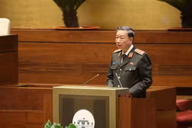 Bộ trưởng Bộ Công an Tô Lâm thừa ủy quyền của Thủ tướng Chính phủ trình bày Tờ trình về dự án Luật Lực lượng tham gia bảo vệ an ninh, trật tự ở cơ sở. (Ảnh: Dương Giang/TTXVN)