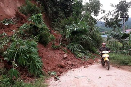 Sạt lở đất ảnh hưởng đến các phương tiện tham gia giao thông tại xã Minh Tân, huyện Bảo Yên, Lào Cai. (Ảnh: Quốc Khánh/TTXVN)