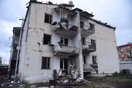 Một tòa nhà bị hư hại sau vụ pháo kích trong xung đột giữa lực lượng Armenia và binh sỹ Azerbaijan tại thành phố Stepanakert, thủ phủ khu vực tranh chấp Nagorny-Karabakh. (Ảnh: AFP/TTXVN)