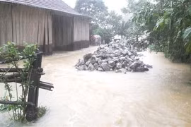 Mưa to khiến nước dâng tràn vào nhà dân tại địa bàn huyện Minh Hóa, Quảng Bình. (Ảnh: TTXVN phát)