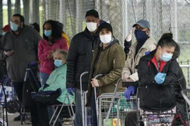 Người dân xếp hàng nhận lương thực cứu trợ tại New York, Mỹ. (Ảnh: AFP/TTXVN)