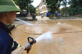 Dọn dẹp vệ sinh môi trường tại khu vực hành chính huyện Lệ Thủy, Quảng Bình. (Ảnh: Thành Đạt/TTXVN)