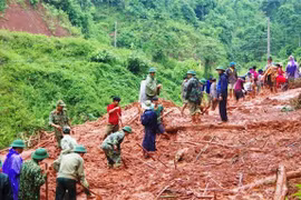 Bộ đội Biên phòng Đồn Cà Roòng, Quảng Bình cùng các lực lượng chức năng xã Thượng Trạch, huyện Bố Trạch tham gia sửa chữa, san lấp, thông một số tuyến đường. (Ảnh: Võ Dung/TTXVN)