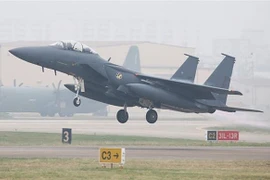 Máy bay chiến đấu F-15 của Không lực Hàn Quốc cất cánh từ căn cứ không quân Daegu. (Ảnh: Korea Times/TTXVN)
