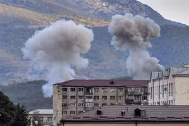 Khói bốc lên sau một vụ pháo kích trong xung đột giữa lực lượng Armenia và Azerbaijan tại thành phố Stepanakert, thủ phủ khu vực tranh chấp Nagorny-Karabakh ngày 9/10. (Ảnh: AFP/TTXVN)
