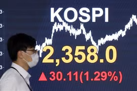 Bảng điện tử niêm yết chỉ số chứng khoán KOSPI tại ngân hàng Hana ở Seoul, Hàn Quốc. (Ảnh: Yonhap/TTXVN)