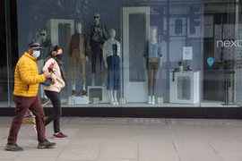Các cửa hàng ở Oxford, London (Anh) ngừng hoạt động do lệnh phong tỏa được áp đặt nhằm ngăn dịch COVID-19. (Ảnh: THX/TTXVN)