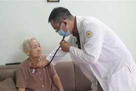 Bác sỹ Bệnh viện Quận 11 Thành phố Hồ Chí Minh khám bệnh tại nhà cho người cao tuổi. (Ảnh: Đinh Hằng/TTXVN)