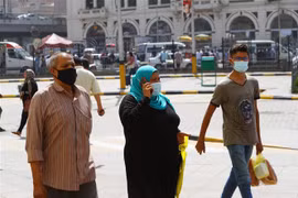 Người dân đeo khẩu trang phòng dịch COVID-19 tại Cairo, Ai Cập. (Ảnh: THX/TTXVN)